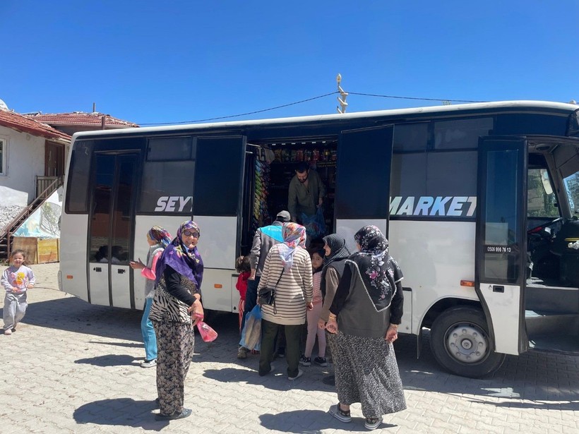 Otobüsü markete dönüştürdü: Her gün 40 köyü geziyor - Resim: 8