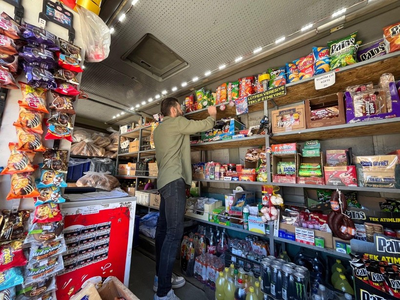 Otobüsü markete dönüştürdü: Her gün 40 köyü geziyor - Resim: 9