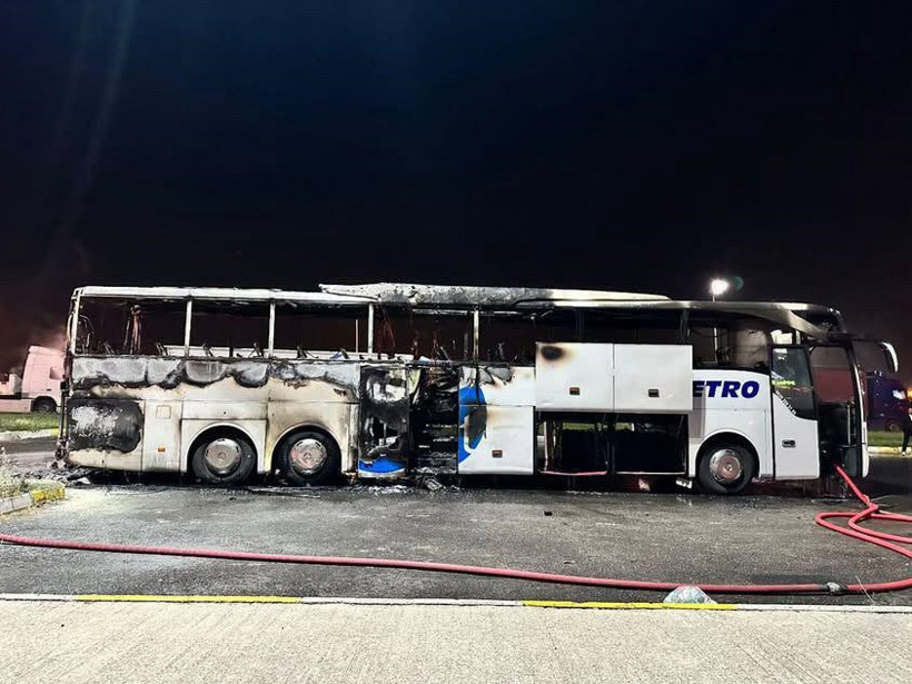 Yolcu otobüsü dinlenme tesisinde alev alev yandı - Resim : 1