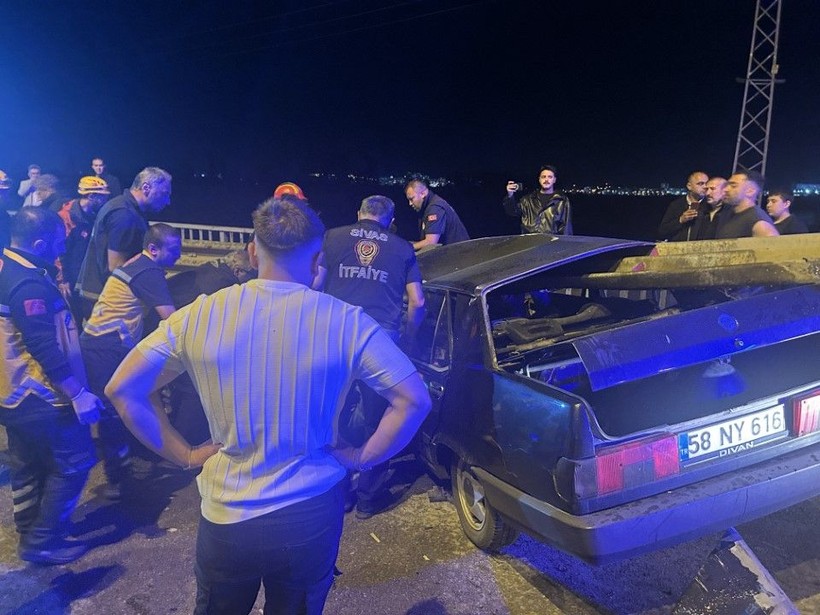 Sivas'ta feci kaza: Bariyerlere saplandı - Resim: 2