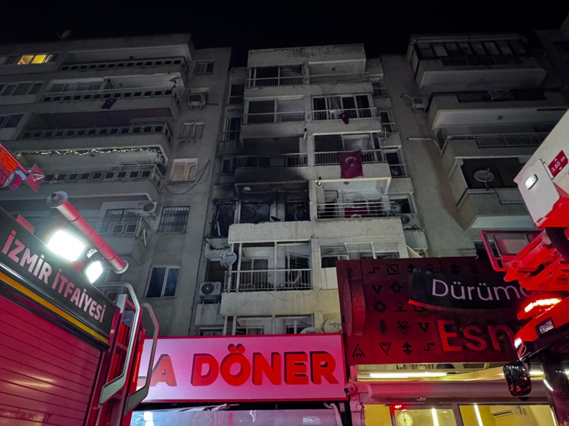 İzmir'de apartmanda patlama: Yaralılar var - Resim : 1