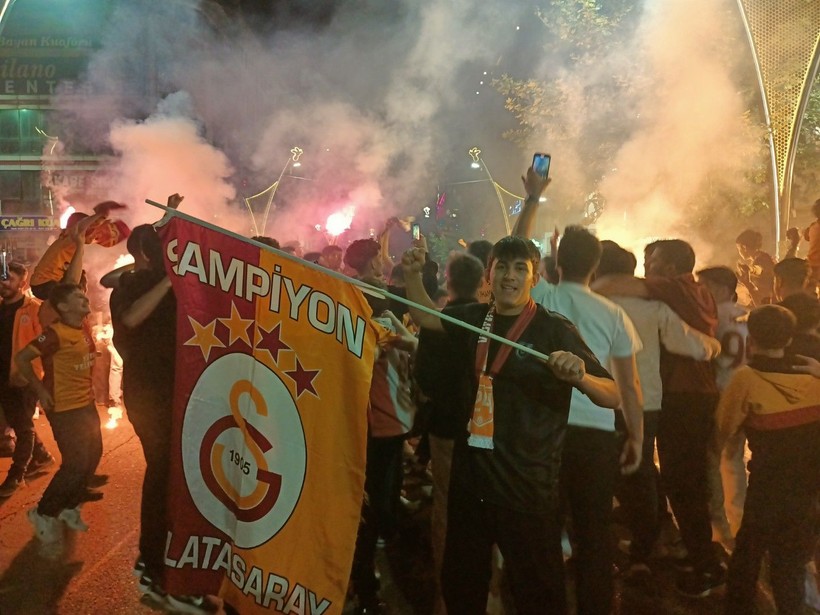 Türkiye sarı kırmızıya boyandı: Sokaklara döküldüler - Resim: 24