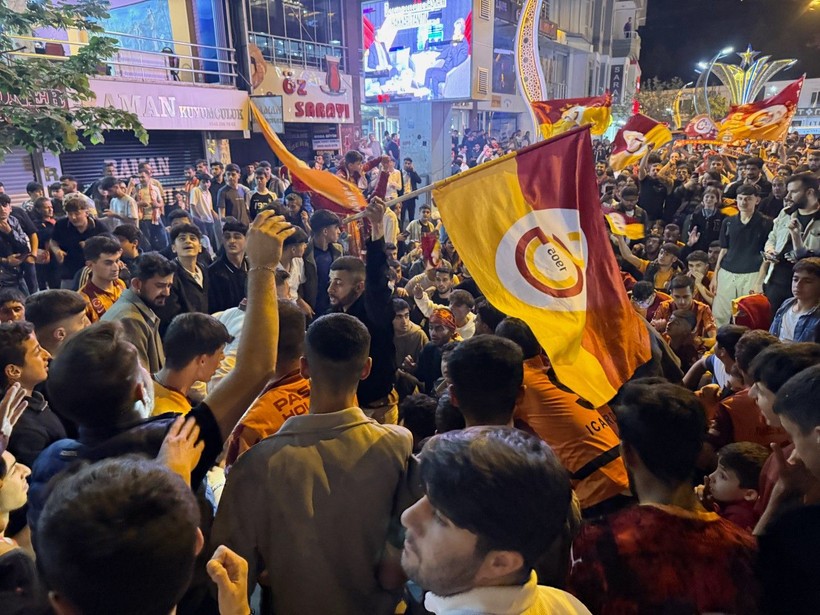 Türkiye sarı kırmızıya boyandı: Sokaklara döküldüler - Resim: 30