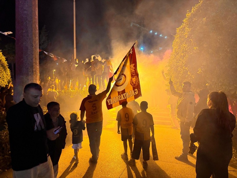 Türkiye sarı kırmızıya boyandı: Sokaklara döküldüler - Resim: 33