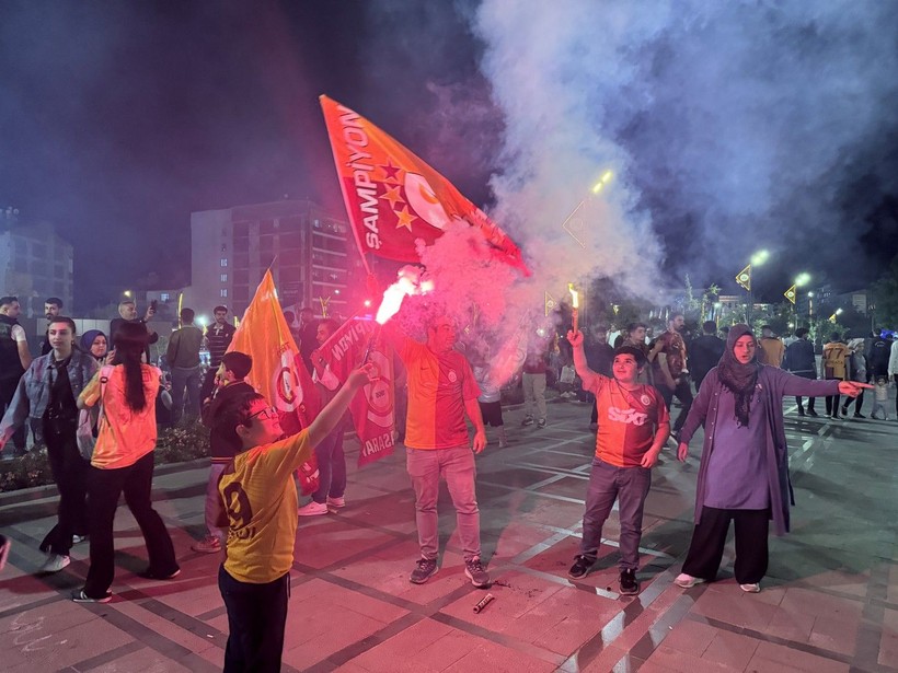 Türkiye sarı kırmızıya boyandı: Sokaklara döküldüler - Resim: 34