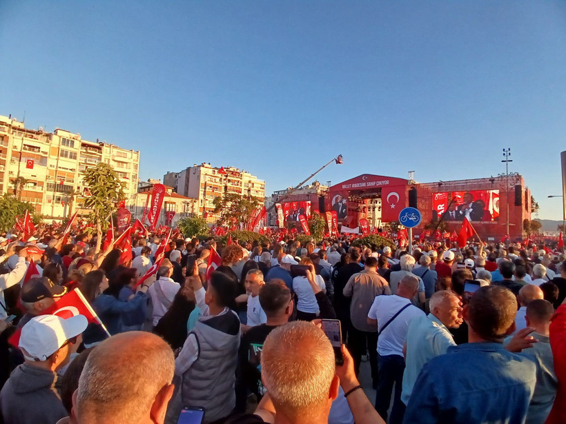 Milyonlar bayraklarla Gündoğdu Meydanı'na aktı - Resim : 7