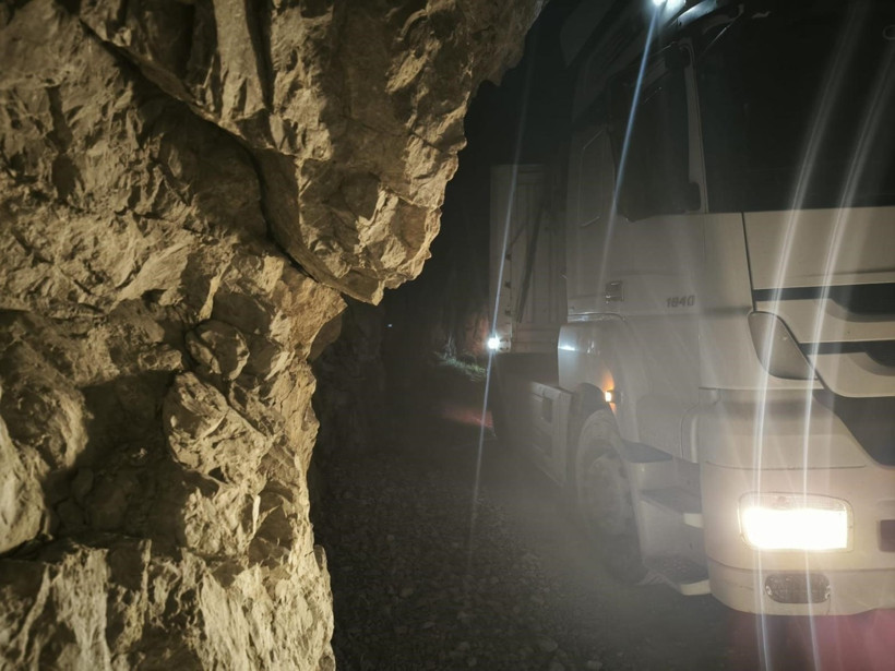 TIR tünele sıkıştı, trafik durdu - Resim : 1