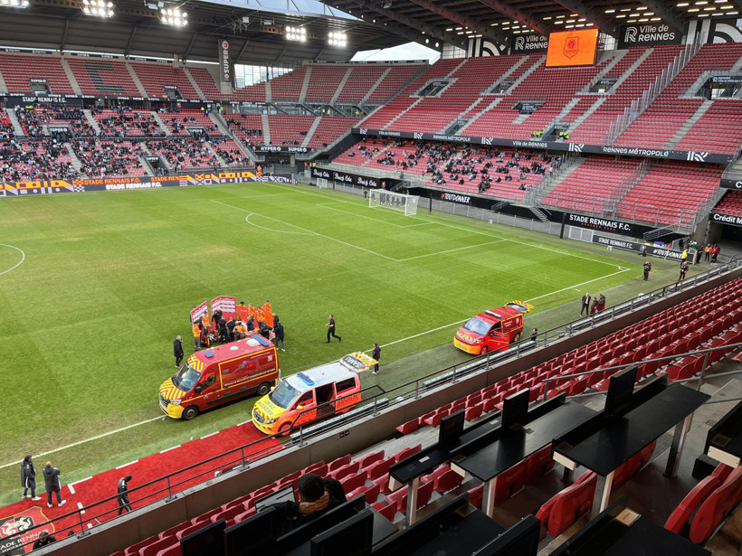 Yürekleri ağza getirdi: Maç sırasında fenalaşıp yere yığıldı - Resim : 2
