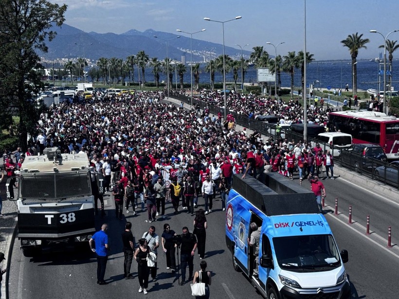 İzmir'de işçiler yollara döküldü - Resim: 1