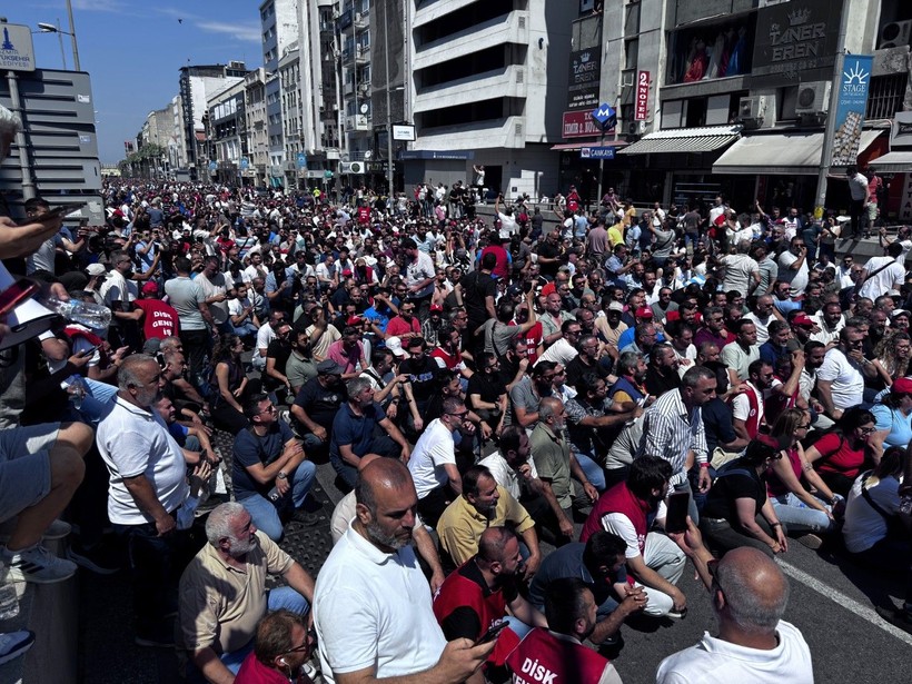 İzmir'de işçiler yollara döküldü - Resim: 2