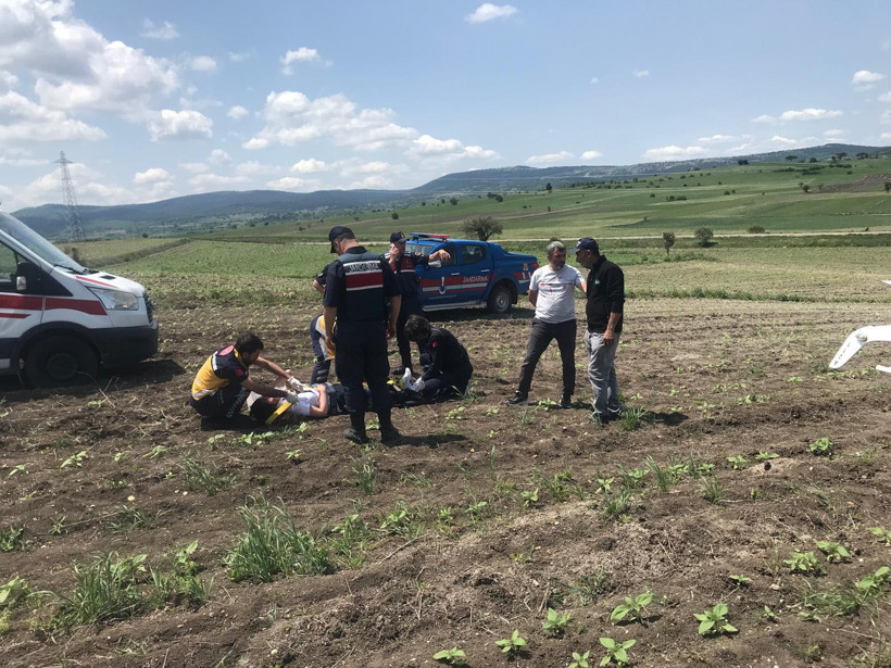 Tarlaya zorunlu iniş yapan eğitim uçağı ters döndü - Resim : 1