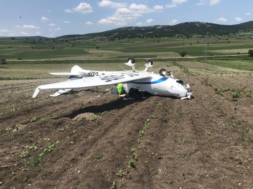 Tarlaya zorunlu iniş yapan eğitim uçağı ters döndü - Resim : 2