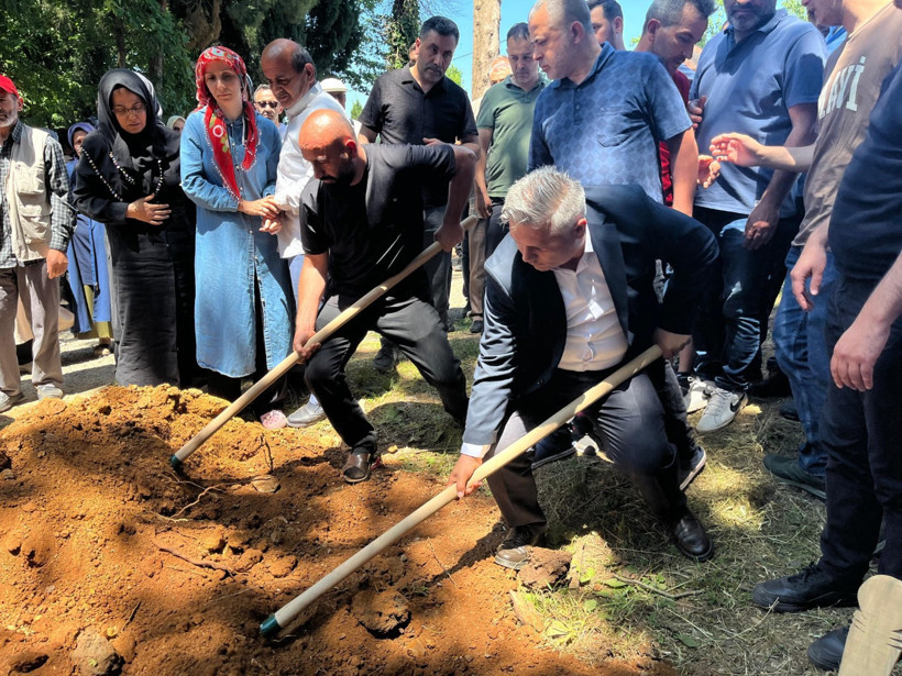 4 yaşındaki çocuk, salıncağın altında can verdi - Resim : 2