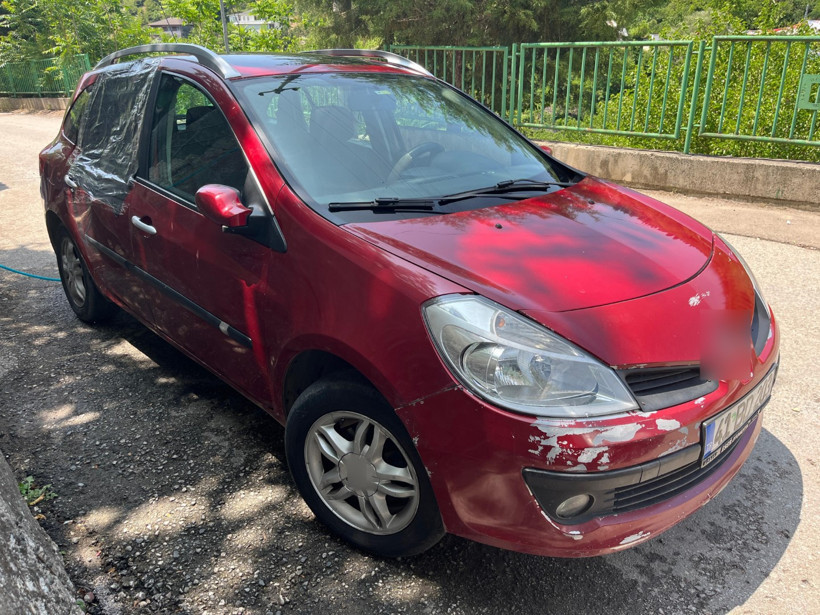 İpini koparan boğa 3 metre yükseklikten otomobilin üzerine düştü - Resim : 2