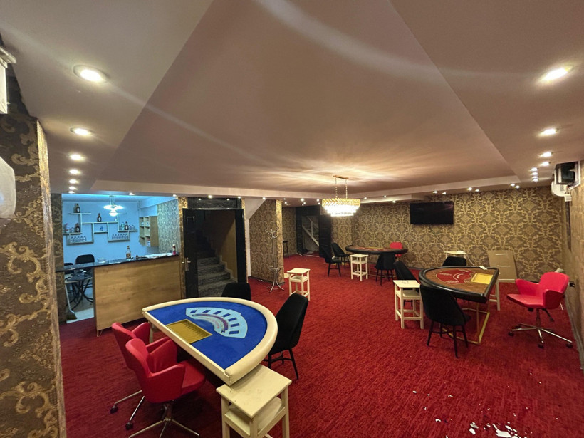 Duvardan duvara oyun masası! ‘Mangal’ dediler, kumarhane çıktı - Resim : 4