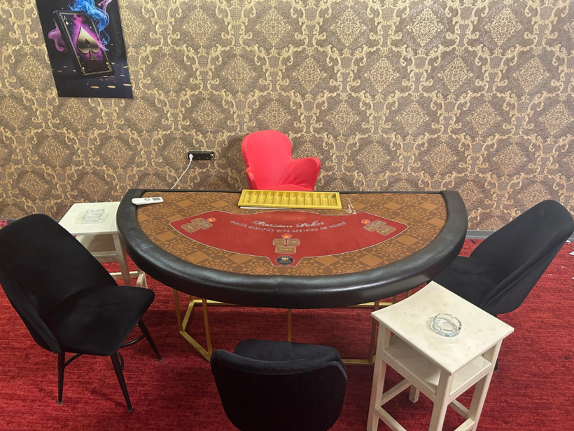 Duvardan duvara oyun masası! ‘Mangal’ dediler, kumarhane çıktı - Resim : 2