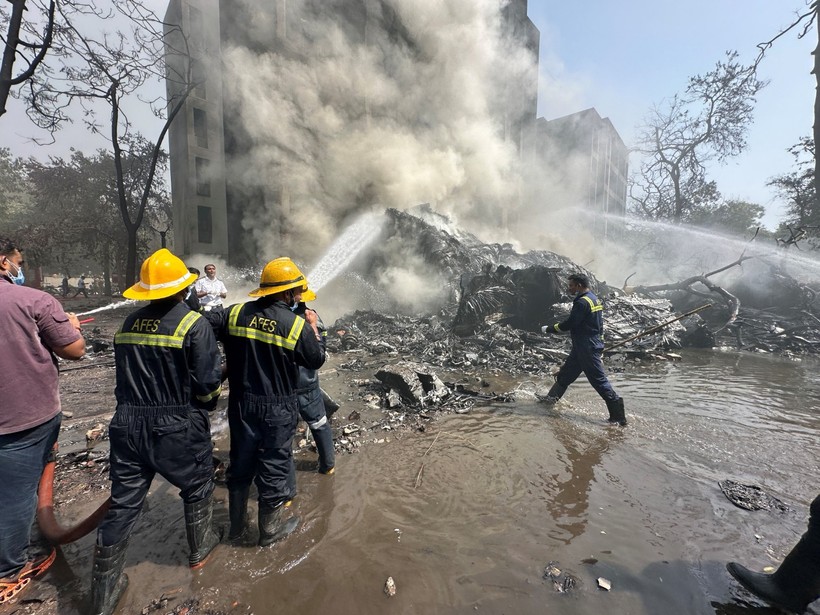Hindistan'da 244 yolcu taşıyan uçak düştü - Resim : 5