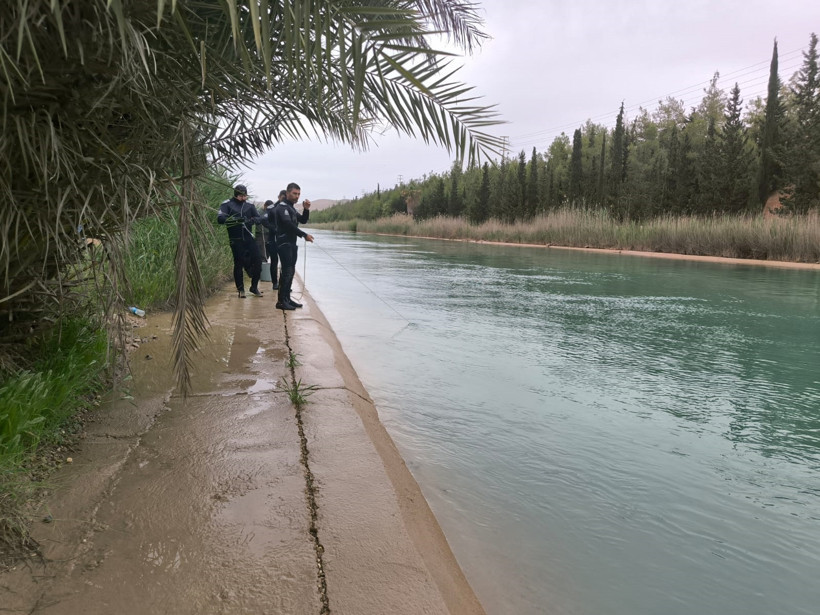 Bu tabelanın altında kanala girip kayboldular - Resim : 1