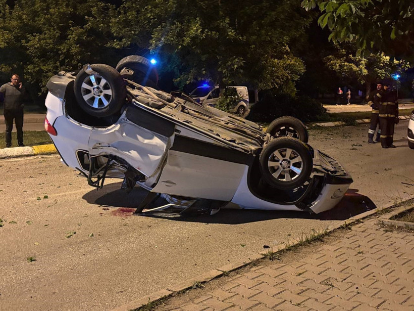 Otomobil çarptığı ağacı kökünden söktü, takla atarak durabildi - Resim : 1