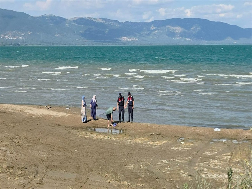 İznik Gölü’nde boğulan kuzenler yan yana toprağa verildi - Resim : 2