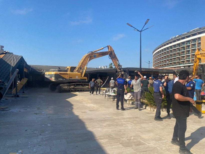 Antalya'da kaçak yapıların yıkımında arbede - Resim: 13