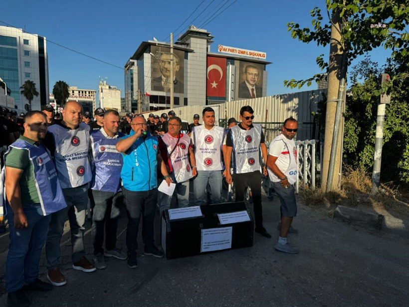 Türk-İş'ten 81 ilde AKP il binaları önünde basın açıklaması - Resim : 1