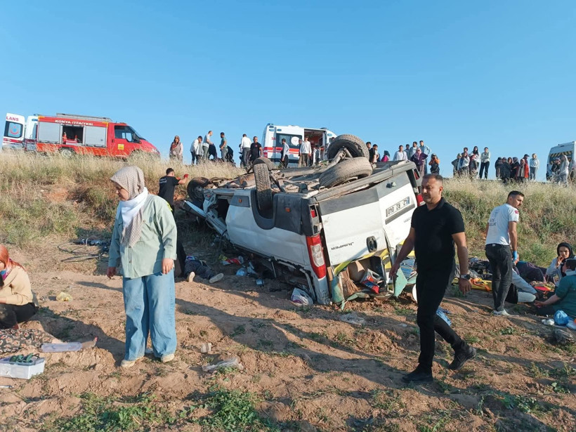Tarla yolunda can pazarı: Minibüs şarampole devrildi, 15 işçi yaralı - Resim : 1