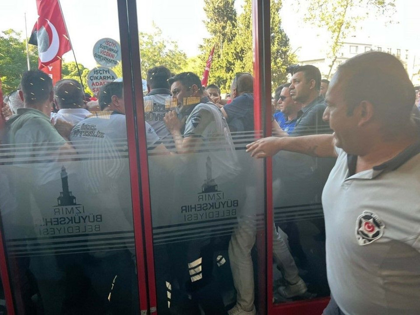 İzmir Büyükşehir Belediye Meclisi'nin önünde arbede - Resim: 2
