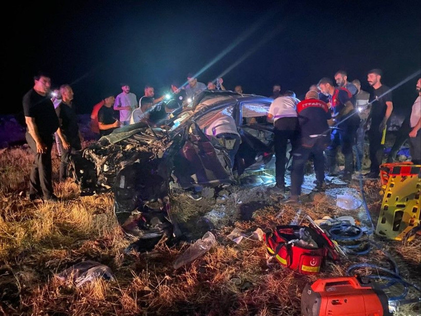 Otomobil yol kenarına devrildi: Ölü ve yaralılar var - Resim: 4