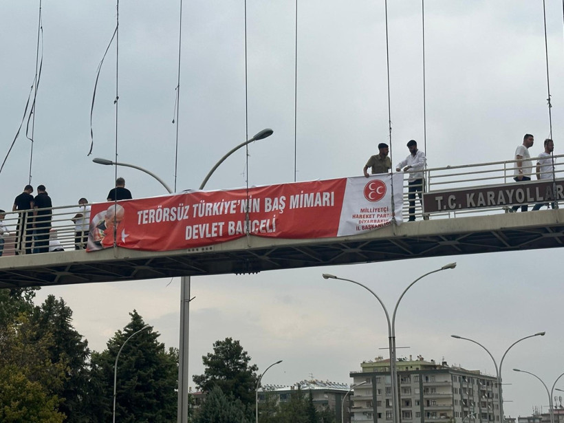 Diyarbakır surlarına MHP bayrağı asıldı - Resim : 3