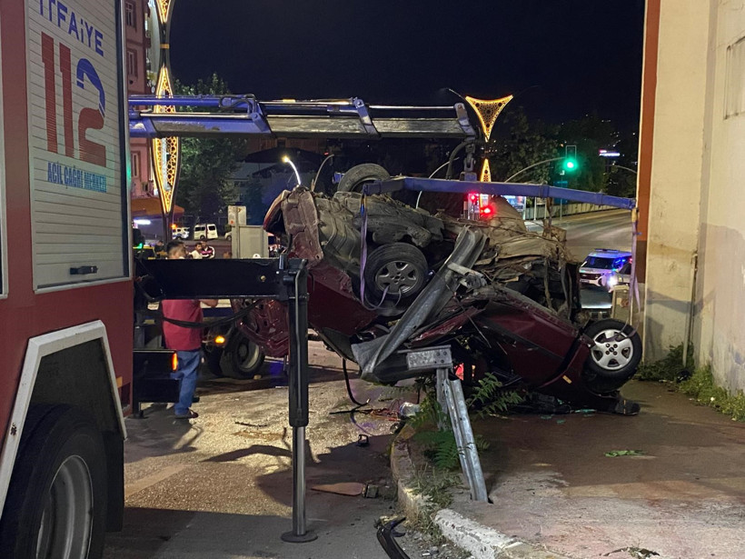 Otomobil asılı kaldı: 2 ölü, 3 yaralı - Resim : 1