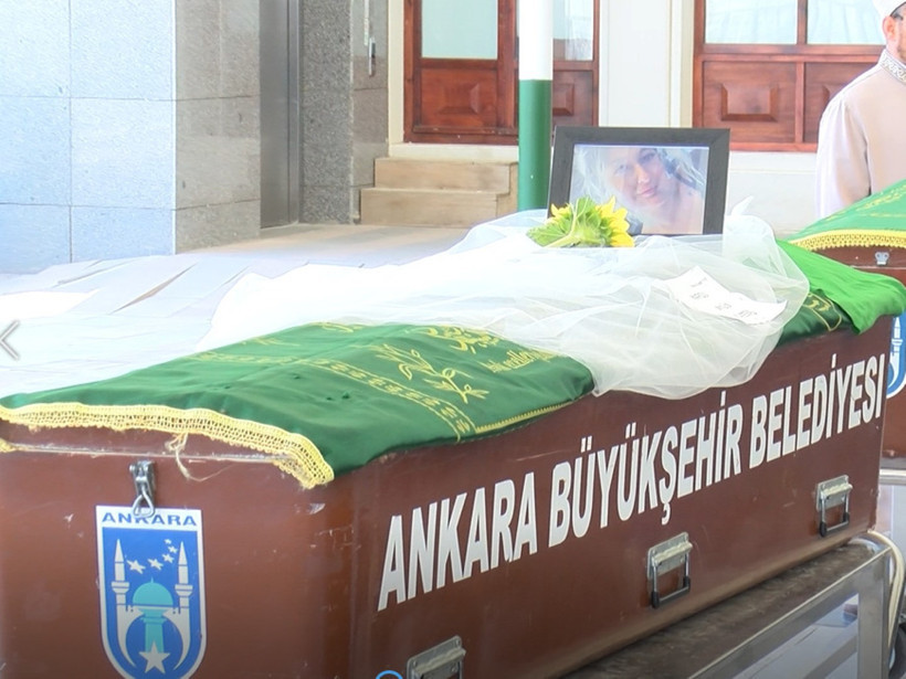 Ankara'da evinde yastıkla boğulan Karsu, toprağa verildi - Resim : 1