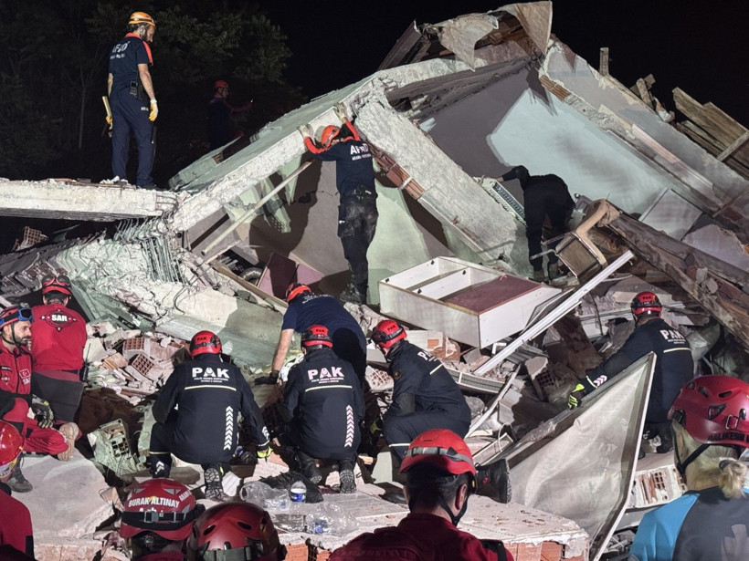 Balıkesir Sındırgı depreminden can yakan kareler - Resim: 1