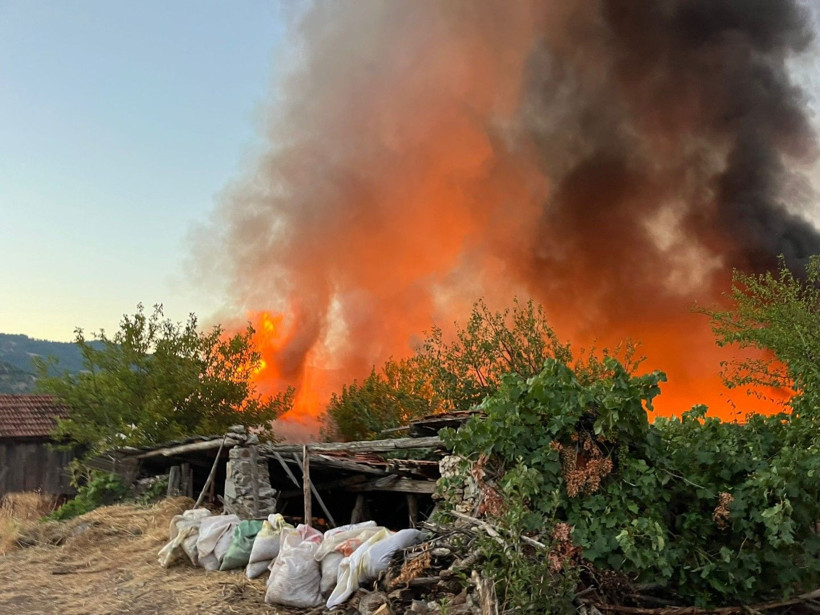 Balıkesir'de 15 ev kül oldu - Resim: 1