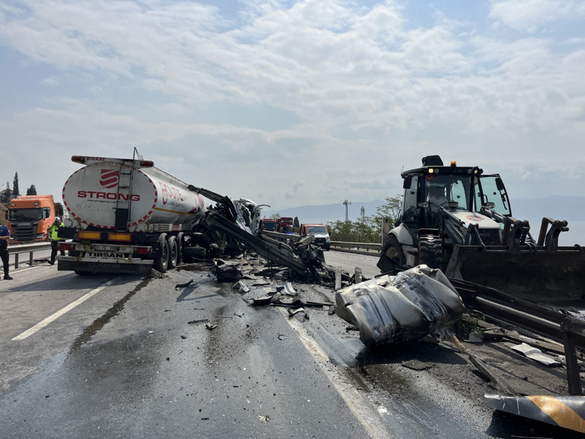 TEM'de tanker kazası: Trafik kilitlendi - Resim : 2