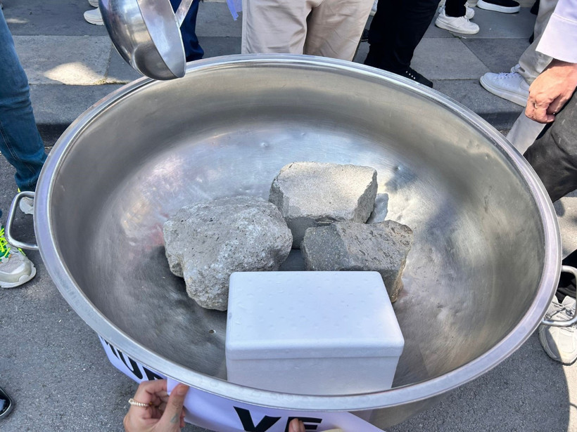 Memurlar bakanlık önünde kazanda taş kaynattı - Resim : 2