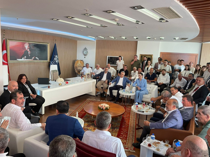 Özlem Çerçioğlu, AKP'lilerle kucaklaştı: Rozetim yok, alnım ak - Resim : 1