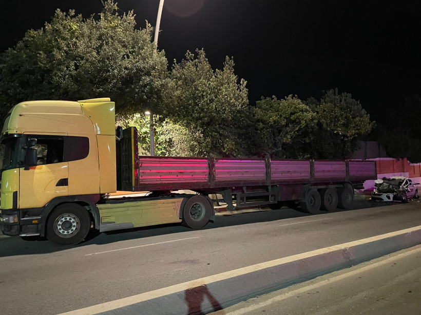 Büyükçekmece’de otomobil park halindeki TIR’a çarptı! 1 ölü, 4 yaralı - Resim : 1