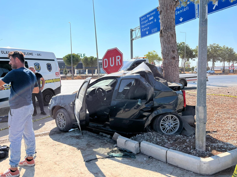 Kağıt gibi ezilen araçtan sağ çıkamadı - Resim : 1