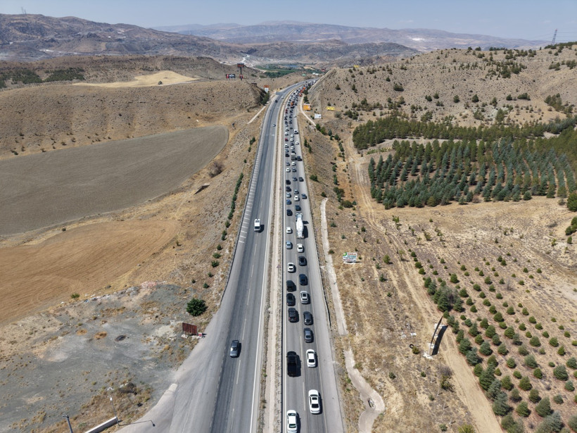43 ilin geçiş güzergahında trafik felç oldu - Resim : 2