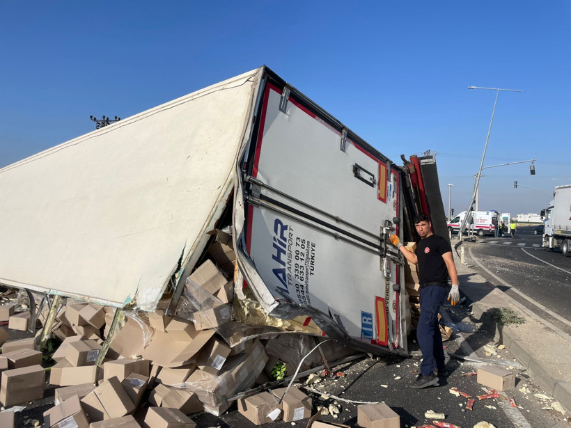 Halk otobüsü TIR'a girdi: Ölü ve yaralılar var - Resim : 1