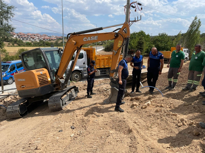 Belediyenin iş makinesine 2 bin yıllık mezar taşı takıldı - Resim : 1