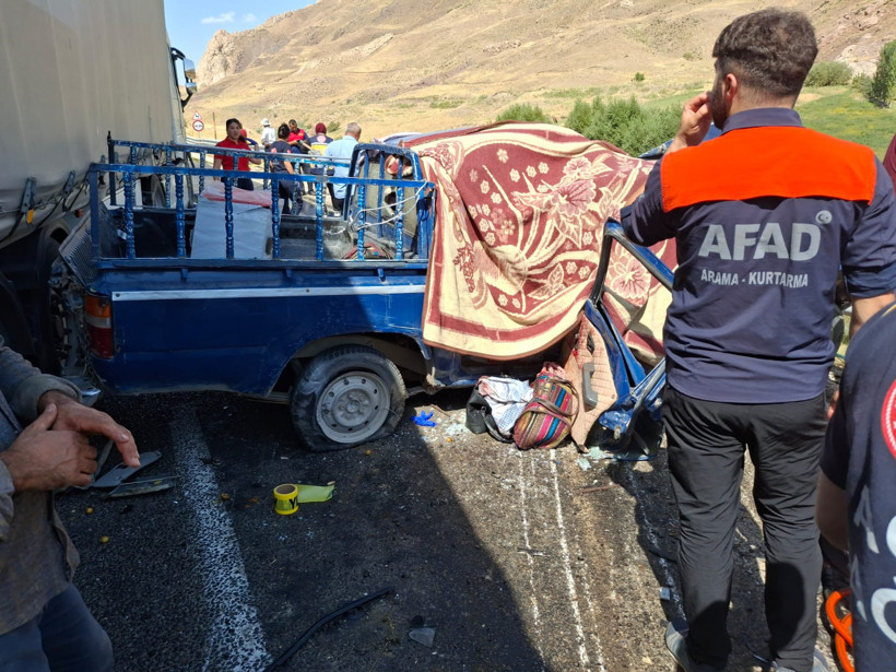 Hakkari'de feci kaza: 4 ölü, 2 yaralı - Resim : 1