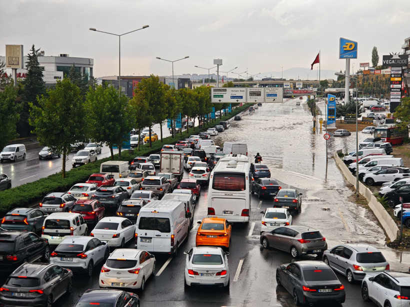 Ankara'da sağanak etkili oldu! Bulvar göle döndü - Resim : 1
