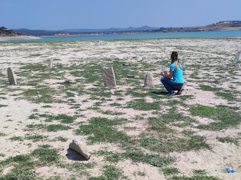 Kuraklık, 70 yıllık mezarları ortaya çıkardı - Resim : 5