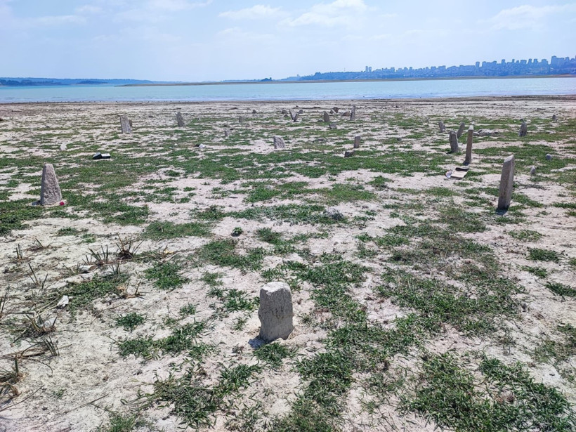 Kuraklık, 70 yıllık mezarları ortaya çıkardı - Resim : 6