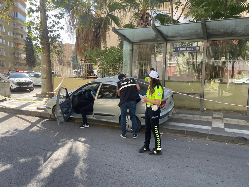Otomobil durağa girdi: 8 yaşındaki Zeliha öldü, annesi ve ağabeyi yaralandı - Resim : 1