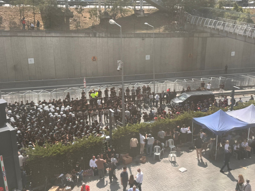 Polis içeridekilere gaz sıktı, Gürsel Tekin CHP il binasına girdi - Resim : 4