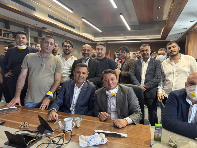 Polis içeridekilere gaz sıktı, Gürsel Tekin CHP il binasına girdi - Resim : 1