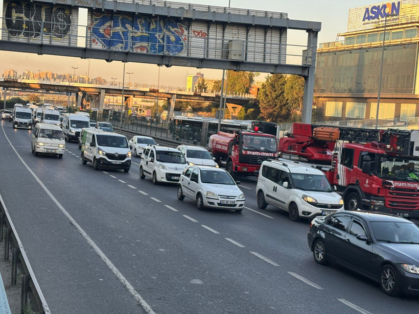 Zeytinburnu’nda metrobüs motoru alev aldı! - Resim : 1